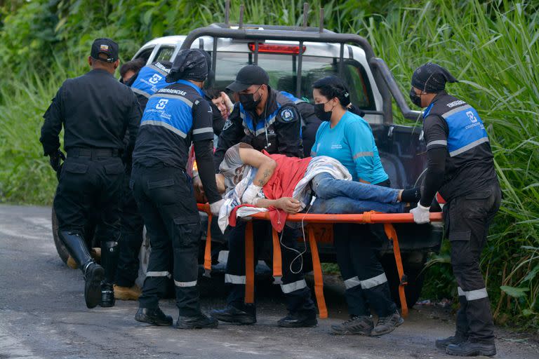 Un recluso herido es transportado desde un cami&#xf3;n a una ambulancia despu&#xe9;s de un mot&#xed;n, fuera de la prisi&#xf3;n de Bella Vista en Santo Domingo de los Tsachilas, Ecuador, el 9 de mayo de 2022.