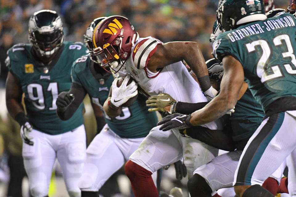 Washington Commanders running back Brian Robinson Jr. (8) runs with the football against the Philadelphia Eagles. Mandatory Credit: Eric Hartline-USA TODAY Sports