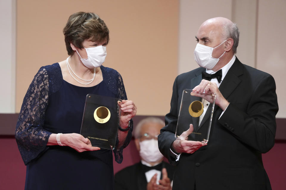 ARCHIVO - Los ganadores del Premio Japón de 2022 Katalin Karikó, bioquímica húngaroestadounidense, a la izquierda, y Drew Weissman, médico y científico estadounidense, a la derecha, posan con sus trofeos durante la ceremonia de entrega el miércoles 13 de abril de 2022 en Tokio. Katalin Karikó y Drew Weissman ganaron el lunes el premio Nobel de Medicina por descubrimientos que permitieron el desarrollo de vacunas efectivas mRNA contra el COVID-19. (AP Foto/Eugene Hoshiko, Pool, Archivo)