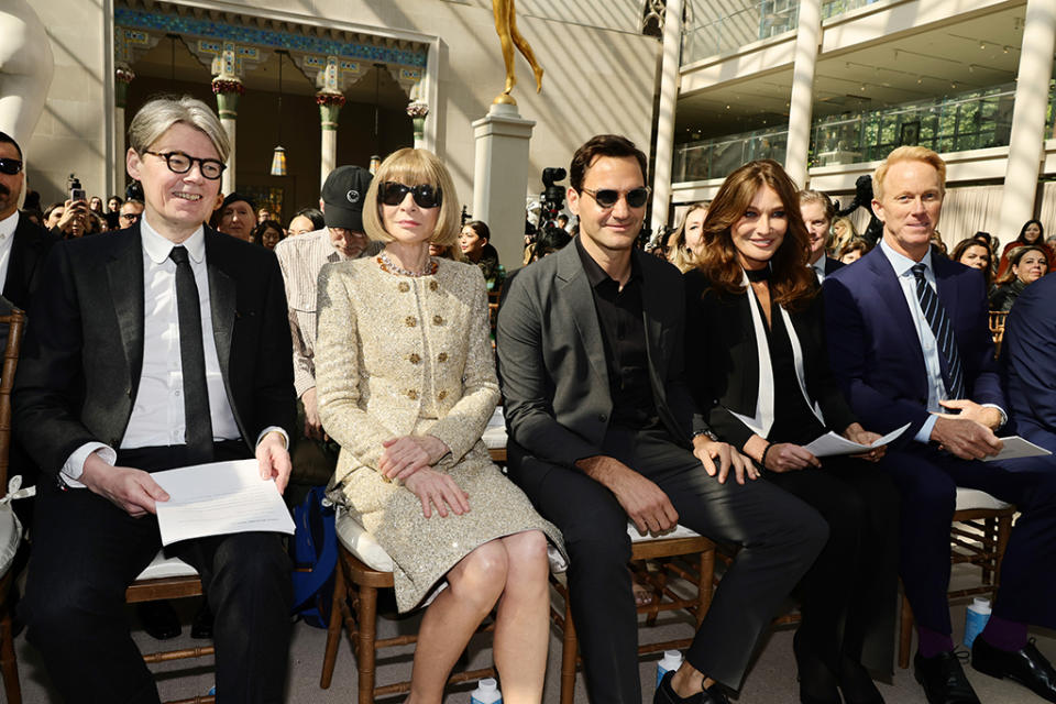 (LR): Andrew Bolton, Anna Wintour, Roger Federer et Carla Bruni assistent à la conférence de presse Met Gala 2023 pour célébrer & # x00201c;  Karl Lagerfeld : une ligne de beauté & # x00201d ;  Au Metropolitan Museum of Art le 1er mai 2023 à New York.  Crédit : Getty Images