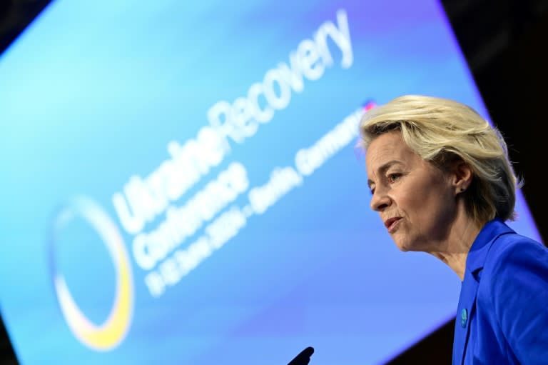 Bei der Wiederaufbaukonferenz in Berlin hat EU-Kommissionspräsidentin Ursula von der Leyen eine stärkere Unterstützung privater Investitionen in der Ukraine angekündigt. Die EU werde Vereinbarungen im Umfang von rund 1,4 Milliarden unterzeichnen. (JOHN MACDOUGALL)