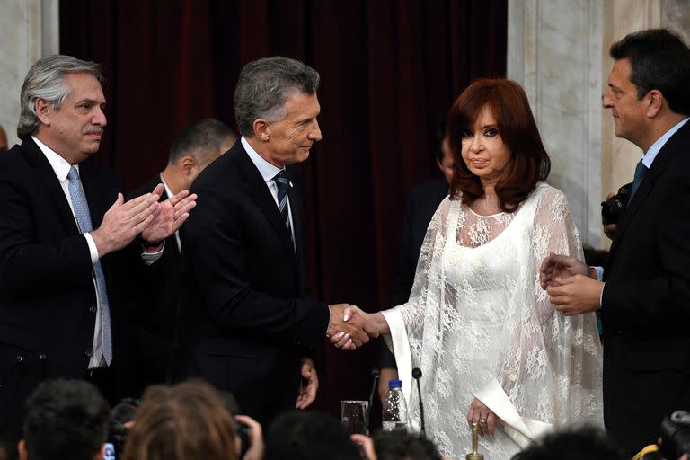 Organizada por ARGRA se inaugura la 31° Muestra Anual de Fotoperiodismo Argentino. CABA, 22 de febrero de 2019. CABA, 10 de diciembre de 2019 El presidente saliente Mauricio Macri saluda a la vicepresidenta electa Cristina Fernández de Kirchner antes de retirarse de la ceremonia donde entregó los at