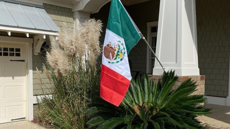 Una casa en Wilmington con una bandera mexicana