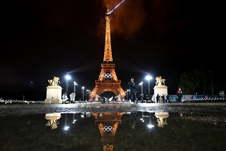 Una postal impresionante: la torre Eiffel con los anillos olímpicos, en la Ceremonia de Apertura