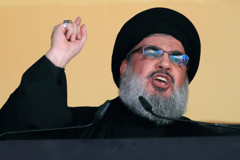 ARCHIVO - En esta foto de archivo del 24 de octubre de 2015, el líder de Hezbollah, Sheik Hassan Nasrallah, se dirige a una multitud durante el día sagrado de Ashoura, en un suburbio del sur de Beirut