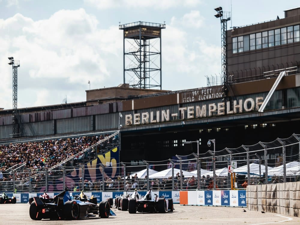Die Formel E fährt am stillgelegten Flughafen Tempelhof (IMAGO/GERMAIN HAZARD)