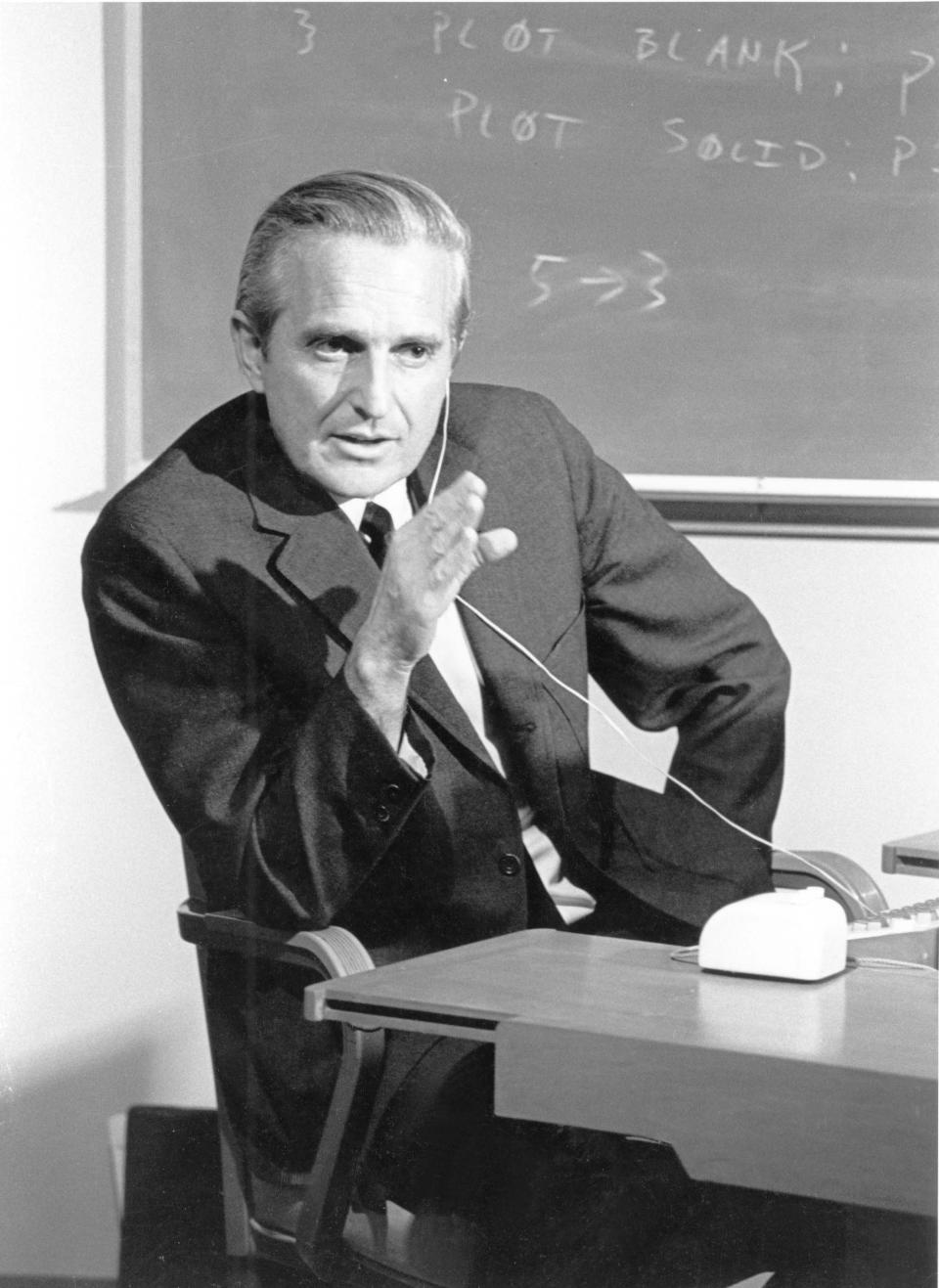 <p>Doch nicht immer garantiert ein Patent auch einen Gewinn. Das musste der Computerpionier Douglas Engelbart feststellen, als er bereits 1967 ein Patent für die erste Maus anmeldete. Leider war die Zeit dafür noch nicht reif. Als die Technologie dann Ende der achtziger Jahre Erfolg hatte, war das Patent von Engelbart abgelaufen und er verdiente kein Geld daran. </p>