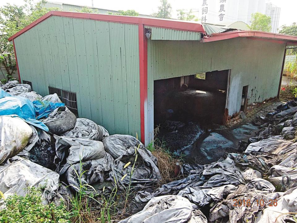 雲林縣一處廠房遭棄置大量汙染廢棄物，承租業者被移送法辦。（環保局提供）