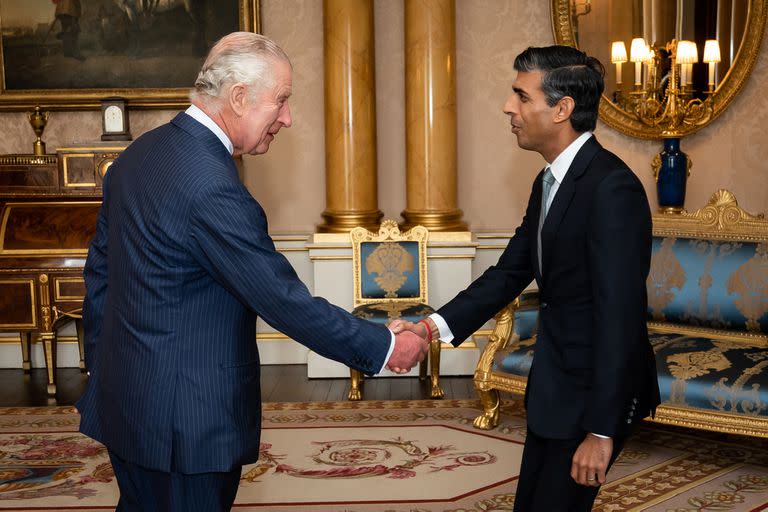 25 October 2022, United Kingdom, London: King Charles III (L) receives newly elected leader of the Conservative Party, Rishi Sunak, at Buckingham Palace, to formally appoint him to form a government. Photo: Aaron Chown/PA Wire/dpa