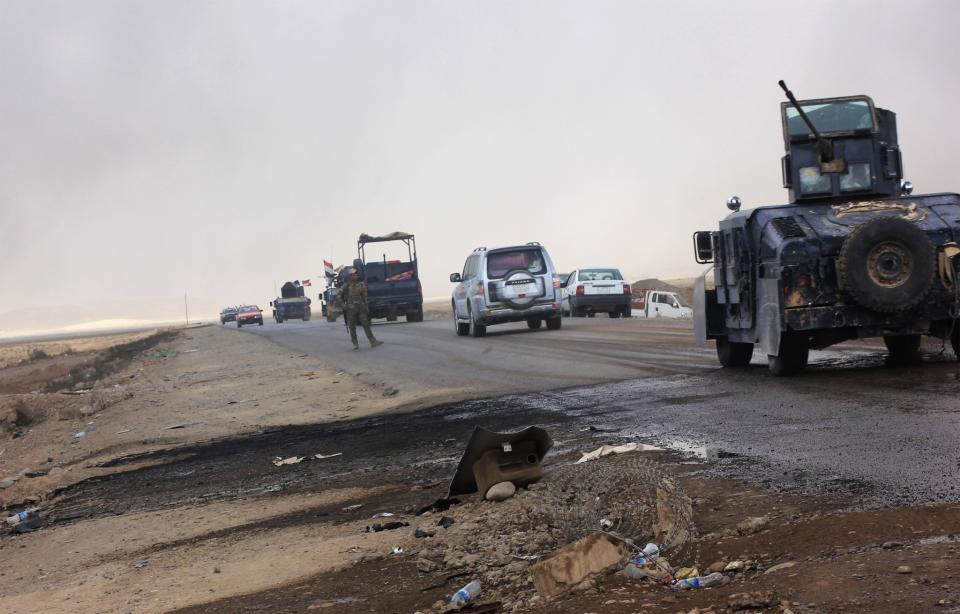 Iraq military convoy heads north toward the frontlines crossing at Qayyarah North checkpoint. (Photo: Ash Gallagher for Yahoo News)