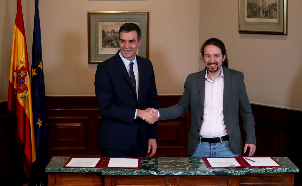 Spanish Prime Minister Pedro S&aacute;nchez and Unidas Podemos leader Pablo Iglesias shake hands during a news conference on Nov. 12.&nbsp; (Photo: Sergio Perez / Reuters)