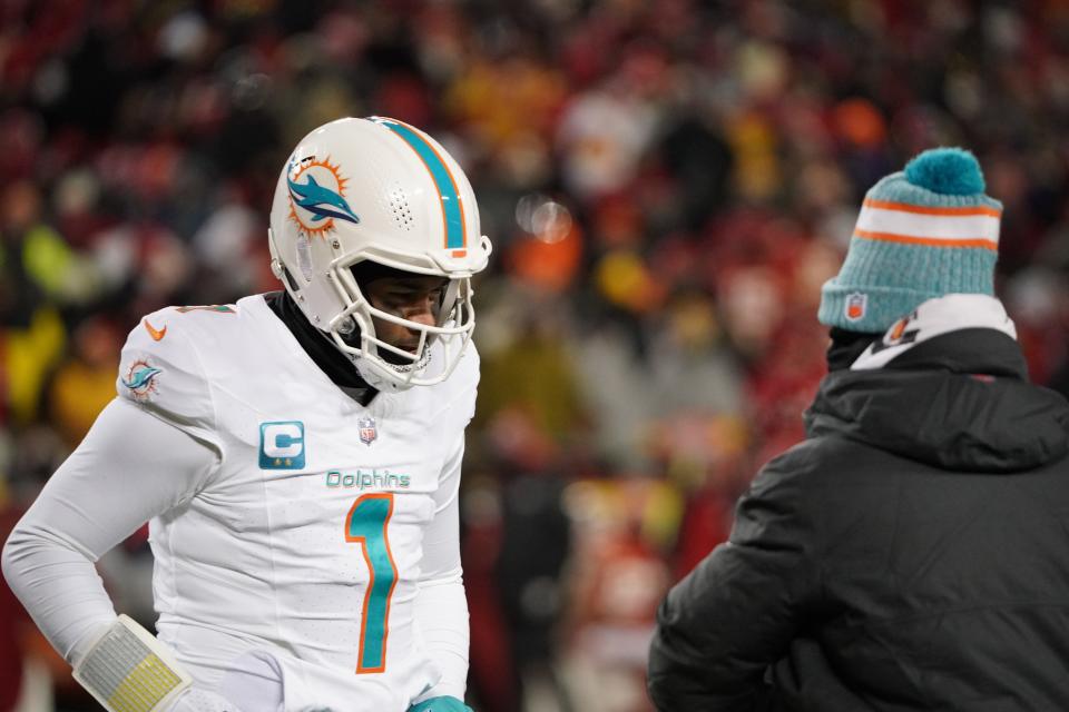 Tua Tagovailoa talks with Mike McDaniel during the loss to the Chiefs.