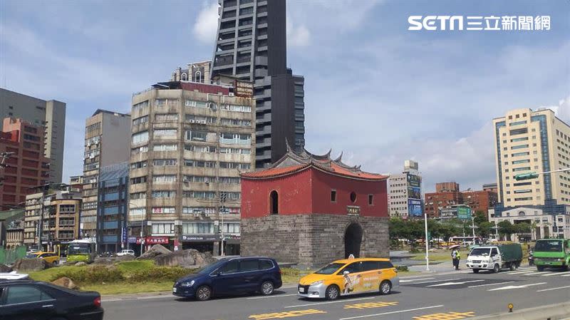 台北車站商圈發展較早，許多老舊大樓有待更新，房價跌幅達10.1％。（圖／記者陳韋帆攝影）