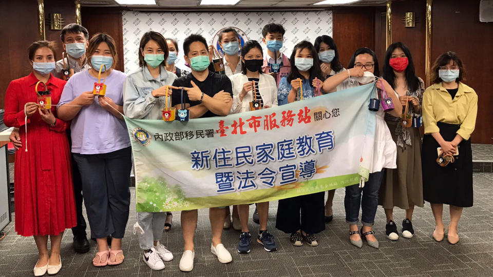 移民署北區事務大隊臺北市服務站辦理4月份「家庭教育及法令宣導活動」，並製作環保杯套宣揚減碳愛地球。