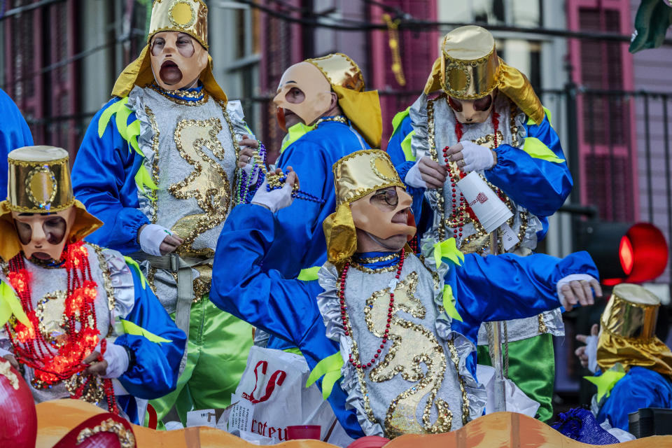 El Krewe of Proteus desfila en Nueva Orleans durante el Lundi Gras, el 12 de febrero de 2024. (Chris Granger/The Times-Picayune/The New Orleans Advocate vía AP)