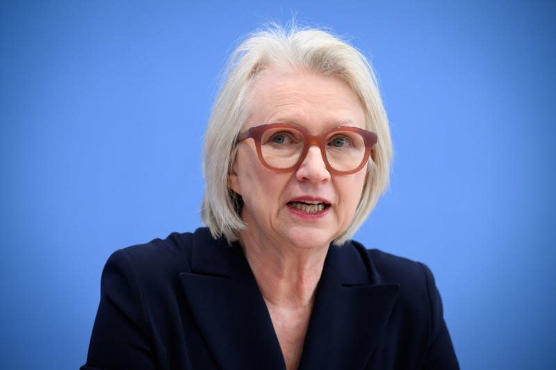 Monika Schnitzer, Chairwoman of the German Council of Economic Experts, presents the 2023/24 annual report at the Federal Press Conference. Bernd von Jutrczenka/dpa