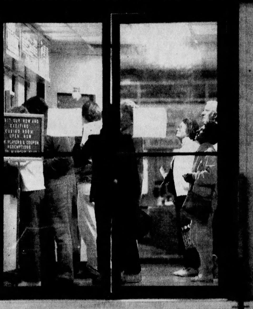 Customers line up at the entrance to a bingo hall at the Fort McDowell Mohave-Apache Indian Community. (Published February 18, 1990)