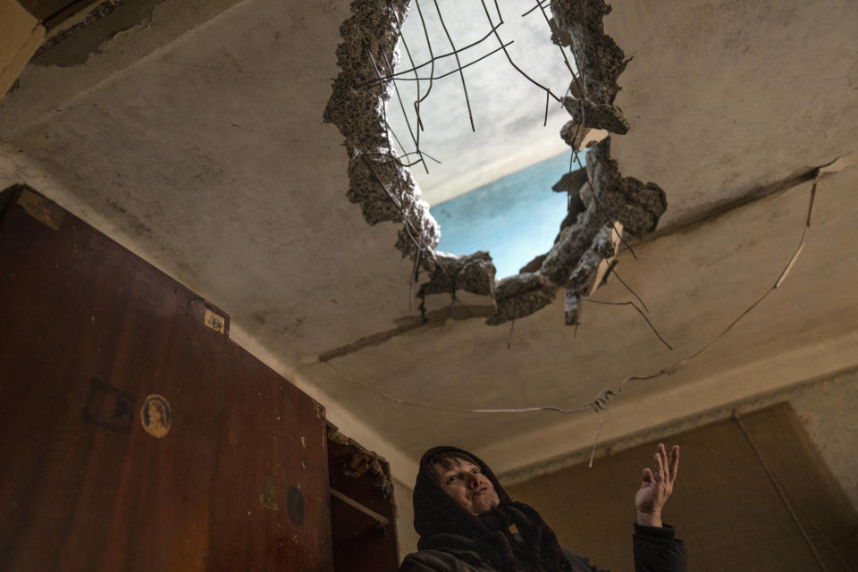 Halyna Falko, de 52 años, habla con periodistas mientras observa la destrucción causada por un ataque ruso al interior de su casa cerca de Brovary, en las afueras de Kiev, Ucrania, el lunes 28 de marzo de 2022. (AP Foto/Rodrigo Abd)