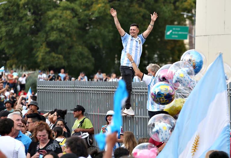 Festejos en el Obelisco por el triunfo de Argentina frente a Polonia