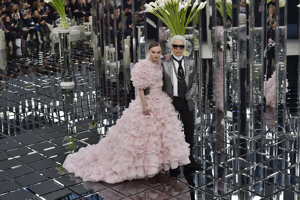 Lily-Rose Depp und Karl Lagerfeld im Jahr 2017 in Paris. (Bild: Getty Images)