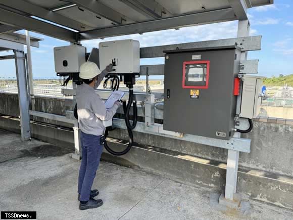 太陽能光電系統定期保養檢修不馬虎。(新北市水利局提供)