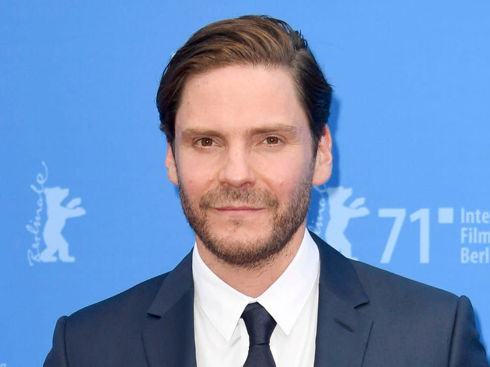 Daniel Brühl auf der 71. Berlinale und der Weltpremiere seines Regiedebüts "Nebenan".  (Bild: imago/Future Image)