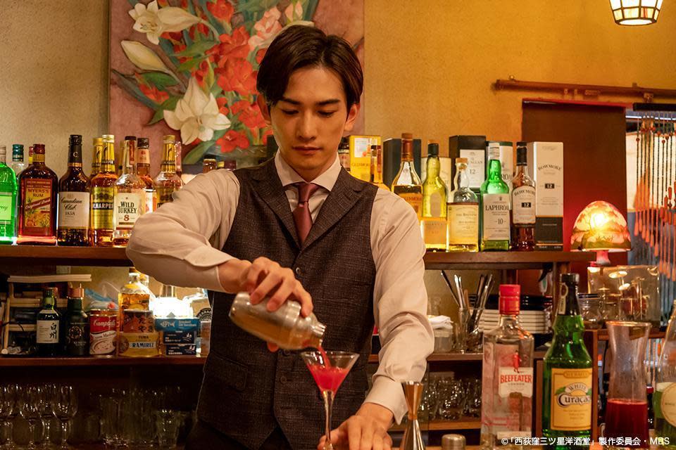 町田啓太在《西荻窪 三星洋酒堂》中的酒保造型迷倒不少粉絲。（friDay影音提供）