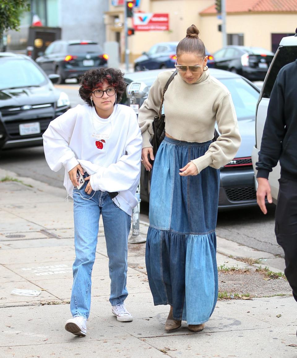  JANUARY 2022  Jennifer Lopez 與兒子現身洛杉磯街頭。