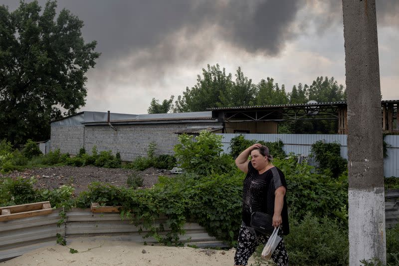 Una mujer pasa por delante del mercado tras un bombardeo, mientras continúa el ataque de Rusia a Ucrania, en Sloviansk, región de Donetsk, Ucrania