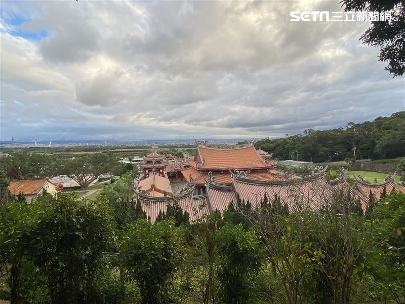 行天宮北投分宮旁有步道，繞到後山登高一覽全廟建築相當宏偉，視野遼闊可遠眺台北101。