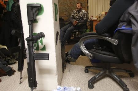 Ammon Bundy talks to occupiers in an office at the Malheur National Wildlife Refuge near Burns, Oregon, January 6, 2016. REUTERS/Jim Urquhart/File Photo