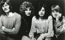 Einen Ersatz für John Bonham (links) finden? Unmöglich. Schon zu Lebzeiten galt Bonham als der wahrscheinlich beste Schlagzeuger der Welt. Es war wohl nur konsequent, dass sein Tod auch das Ende von Led Zeppelin bedeutete. Der legendäre Drummer, der nur 32 Jahre alt wurde, starb in der Nacht vom 24. auf den 25. September 1980 im Haus von Jimmy Page - er erstickte an seinem eigenen Erbrochenen. Die Band löste sich anschließend auf. (Bild: Atlantic Records)