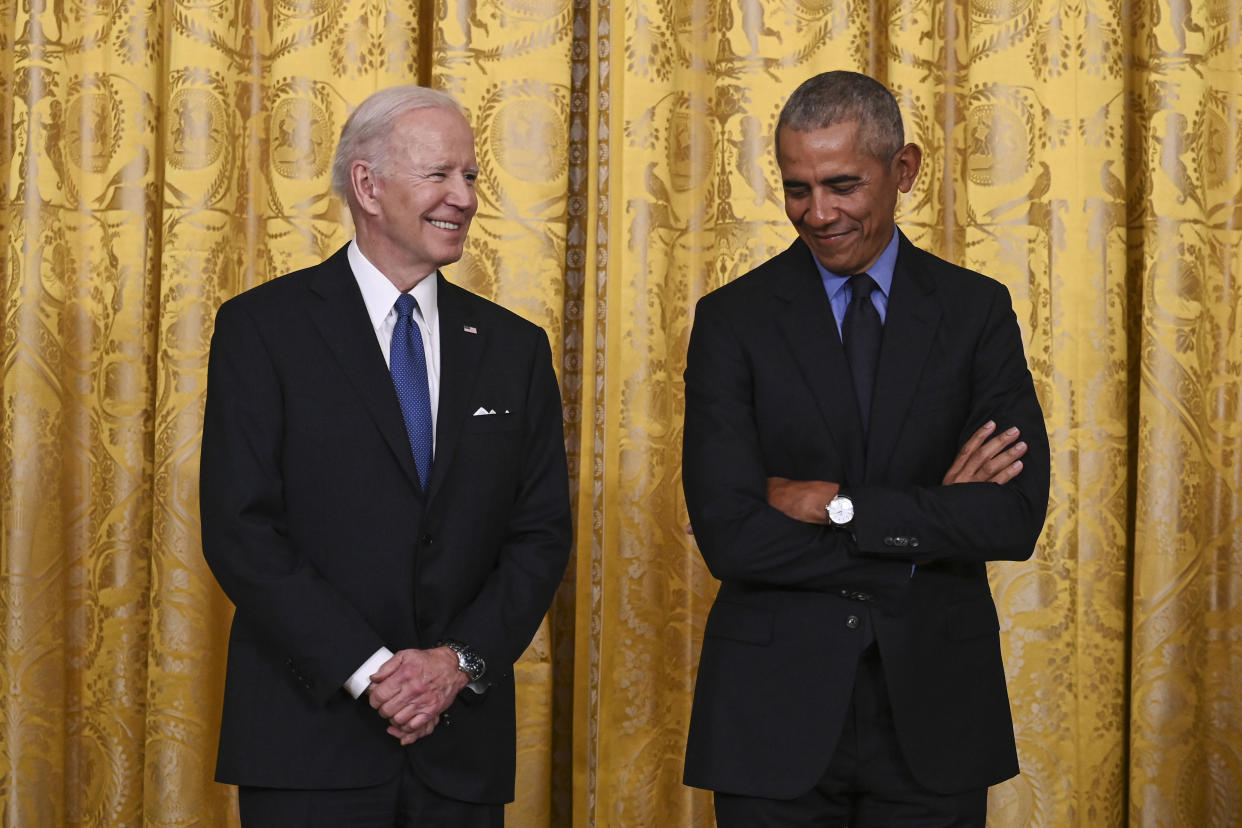 El presidente Joe Biden y el expresidente Barack Obama en la Casa Blanca antes de hablar sobre la Ley de Atención Médica Asequible en Washington, el 5 de abril de 2022. (Kenny Holston/The New York Times).