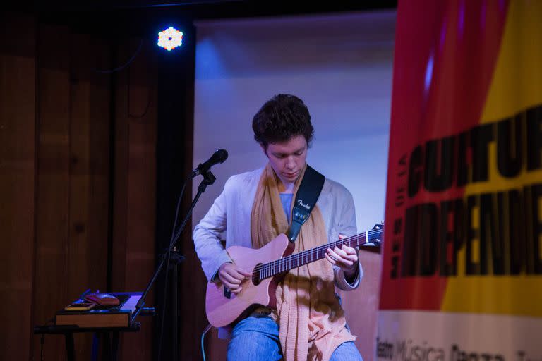 Con cara de chico con juguete nuevo, el músico Mat Alba hizo un personal versión de Libertango durante la presentación del ciclo