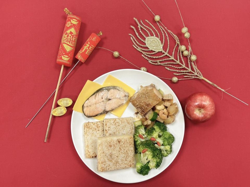 以6口訣做出的年菜餐盤示範。圖／台北市聯合醫院中興院區營養科提供