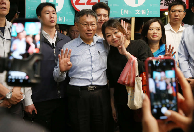 台北市長柯文哲在競選連任時，曾到臨江街夜市拜票，獲得不少攤販的歡迎，但他並未進一步進入安置基地，也引發當地居民抱怨。（圖／報系資料庫）
