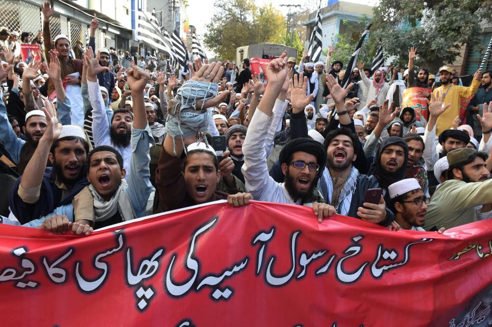 Pakistani supporters of Jamiat Ulema-e-Islam-Fazl, a hardline religious political party, protest following the Supreme Court decision to acquit Christian woman Asia Bibi, in Quetta on Nov. 1, 2018.