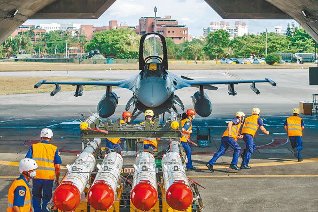 圖為花蓮基地F-16V戰機由地勤人員進行潛力裝掛作業。（本報資料照片）