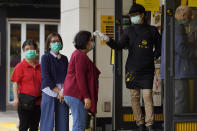 Al entrar, los empleados miden la temperatura de los clientes y les obligan a registrarse con nombre y teléfono. En caso de alerta sanitaria, podrían averiguar más fácilmente quién estuvo cada día en el restaurante para localizarlo. (Foto: Vincent Yu / AP).