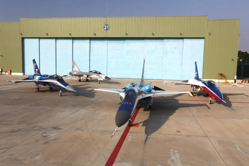 畫面中的四架IDF，除了兩架藍色塗裝的翔昇機之外，最右邊是天字第一號10001原型機；左後方「欺隱式空優迷彩」塗裝，則是編號10004的原型機(B1)，B1機不僅是首架雙座機，也因曾有19位將官陸續乘坐，而有「將軍機」之稱。（圖／漢翔公司）