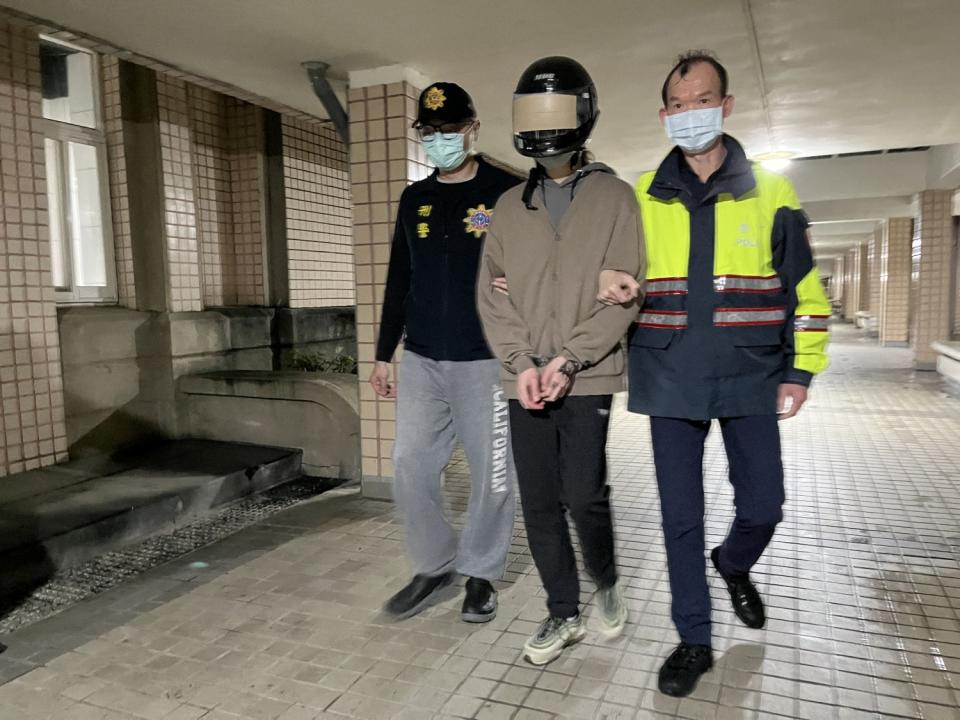 香港籍男子歐陽嫌（21歲）逮捕送辦畫面。（圖/記者 張泓笙翻攝）