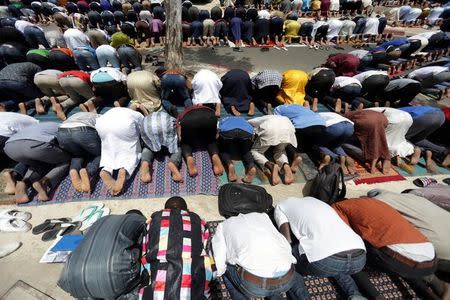 Students pray outside the Grand Mosque de lÕVead, a Salafist mosque of the Anta Diop University in Dakar, Senegal, May 4, 2017. REUTERS/Mikal McAllister