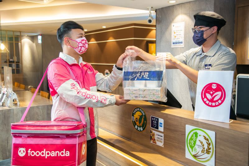 ▲foodpanda 攜手RE-THINK首創「環境友善店家」計畫，鼓勵店家源頭減廢，成功募集 780 間合格店家，遍布全台 21 縣市。(圖／官方提供)