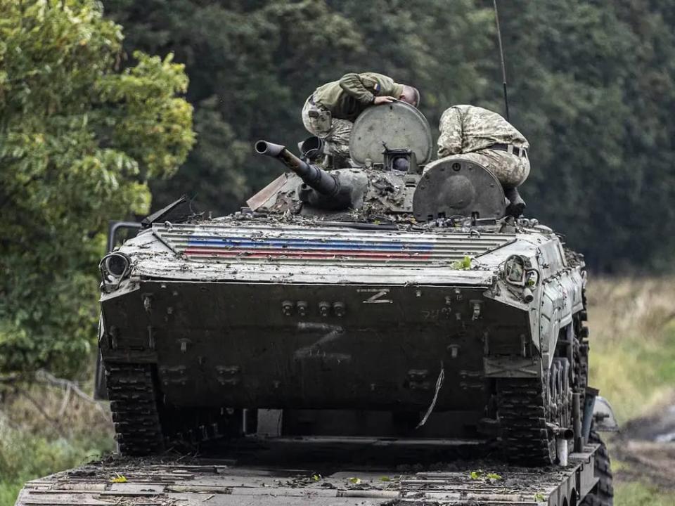 Ein verlassener russischer Militärpanzer in der ukrainischen Stadt Balakliia, nachdem sich die russischen Streitkräfte am 15. September 2022 aus der Region Charkiw zurückgezogen haben.  - Copyright: Metin Aktas/Anadolu Agency via Getty Images