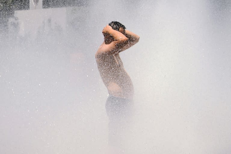 Un homme se rafraîchit dans une fontaine à Portland, dans le nord-ouest des Etats-Unis, le 28 juin 2021