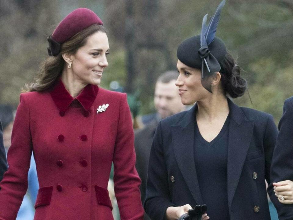 Der Mode-Stil von Herzogin Kate (l.) kommt bei den Briten besser an als der von Herzogin Meghan (Bild: imago images / i Images)