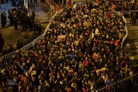 Passengers wait to enter a railway station after trains were delayed due to bad weather in southern China in Guangzhou, Guangdong province, February 1, 2016. REUTERS/Stringer