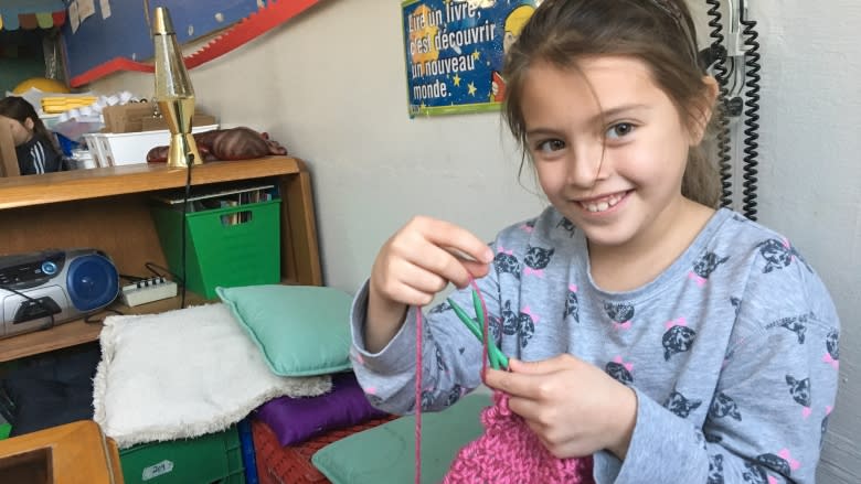 Pierrefonds students knit gifts for homeless youth at Christmas