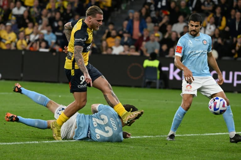 Central Coast Mariners' Jason Cummings (C) scored a hat-trick in the A-League final