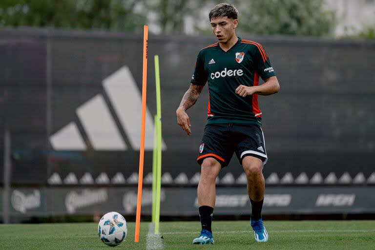 Agustin Ruberto, el 9 juvenil de River que vio el partido con Libertad (Paraguay) desde su casa